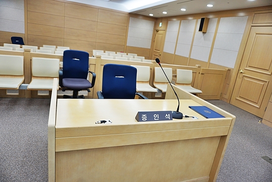 증인석. 