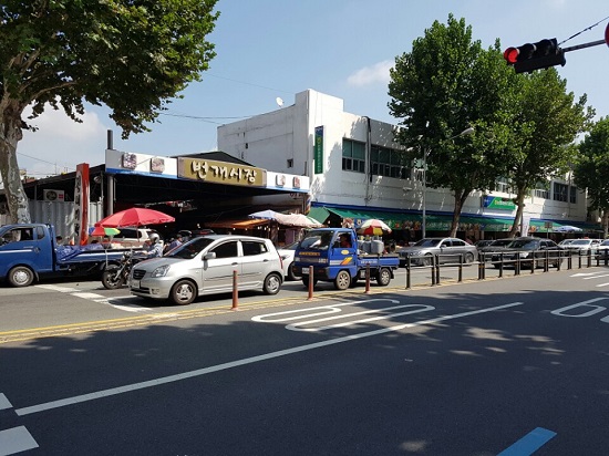 시장 주변에 활성화된 배달 서비스.
