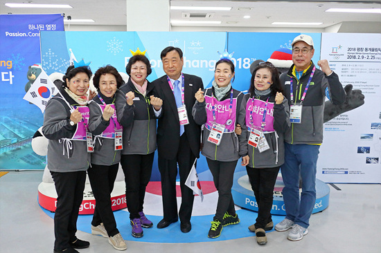대회 마지막날 경기장을 찾아 자원봉사자들을 격려하는 이희범 위원장과 화이팅을 외치며 기념촬영도 했다