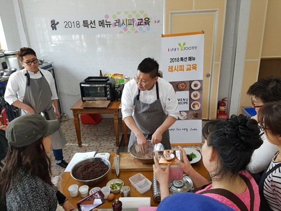 남사무엘 선생님이 초코감자 레시피를 교육하고 있는 모습.