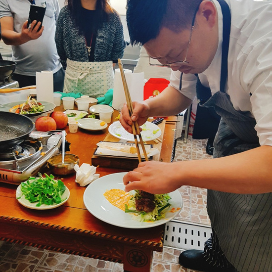 남사무엘 선생님이 정성을 기울여 한우불고기를 만들고 있다.