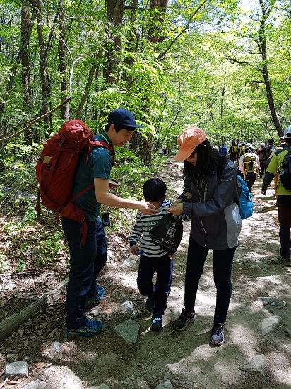 등산객들에게 클린마운틴 캠페인 실시