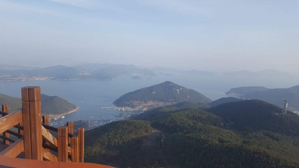 신선대에 오르면 한산도부터 비진도, 매물도 등 한려수도의 구석구석이 한 눈에 들어온다.