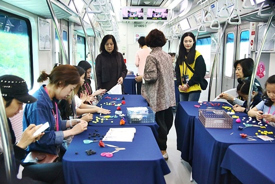 도자작가와 함께 도자꽃 만들기 체험중 