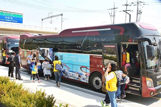 여주역에서 관광버스에 나눠타고 경기세계도자비엔날레로 출발
