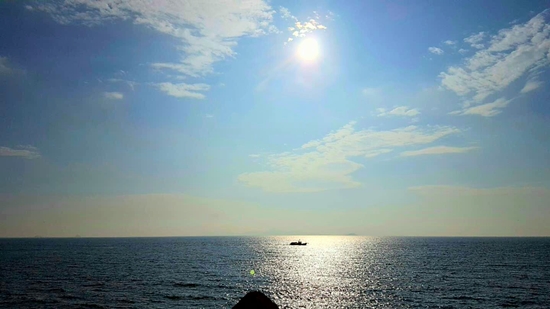 새만금 방조제 도로 위를 달리면서 보는 바다는 특별한 매력이 있다. 