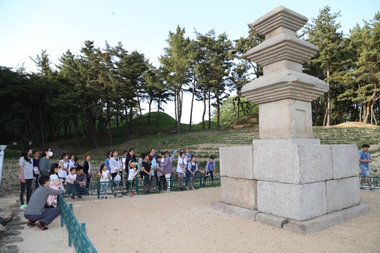 문화해설사에게서 듣는 경주 서악동 삼층석탑.