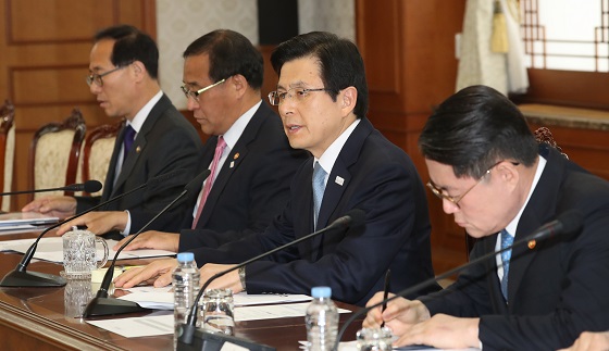 황교안 대통령 권한대행 국무총리가 8일 정부 서울청사에서 열린 산불대응 관계장관회의를 주재하고 있다.(자료 사진=저작권자(c)연합뉴스.무단전재-재배포금지)
