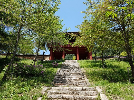 고갯마루를 넘어서면 우둑하니 서있는 듯한 죽령루