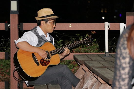 통기타를 켜는 거리의 악사