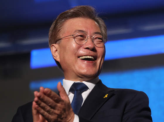 문재인 대통령 당선인이 9일 밤 서울 세종로공원에서 열린 시민들과 함께하는 개표방송에서 활짝 웃고 있다. (사진=저작권자(c)연합뉴스.무단전재-재배포금지)