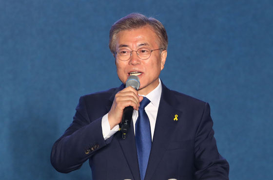 문재인 19대 대통령 당선인이 9일 오후 서울 세종로 공원에서 열린 시민들과 함께하는 개표방송에서 인사말을 하고 있다. (사진=저작권자(c)연합뉴스.무단전재-재배포금지)