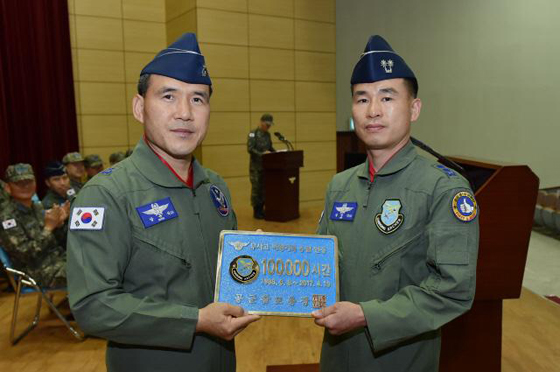 강규식(준장·왼쪽) 공군1전투비행단장이 10만 시간 무사고 비행 금자탑을 달성한 189비행교육대대 김민식(중령) 대대장에게 기념패를 수여하고 있다. (사진 제공=서진철 중사)