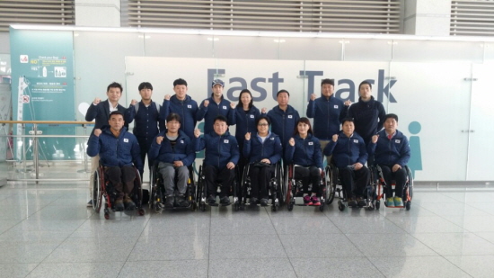 휠체어컬링 선수들과 출국전 찍은 단체사진. (출처 : 대한장애인컬링협회)