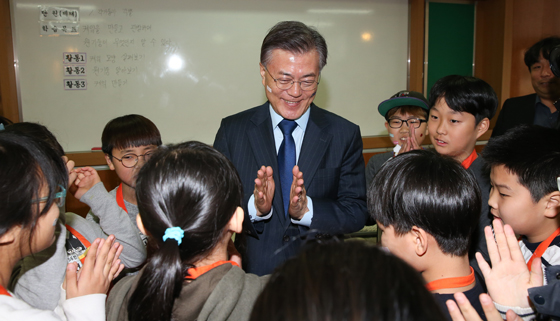 문 대통령이 대선 후보 때인 지난 3월22일 서울 영등포구 대영초등학교를 찾아 학생들과 인사를 하고 있다.(사진=저작권자(c)연합뉴스.무단전재-재배포금지)