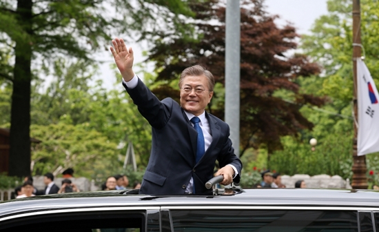 국회에서 취임선서를 마친 문재인 대통령이 청와대로 향하며 시민들을 향해 손을 흔들고 있다.(출처=공감포토)