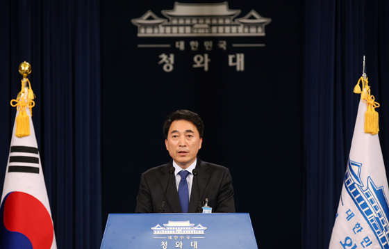 박수현 대변인이 16일 오후 청와대 춘추관 대브리핑실에서 브리핑을 하고 있다. (사진=청와대)
