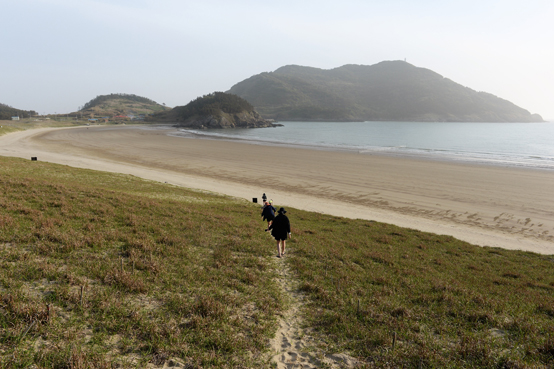 돈목해변, 이생진 시인이 맨발로 즐겨 걷던 해변으로 배후에 풍성사구와 연결된 우리나라 대표적인 모래언덕이 발달해 있다.