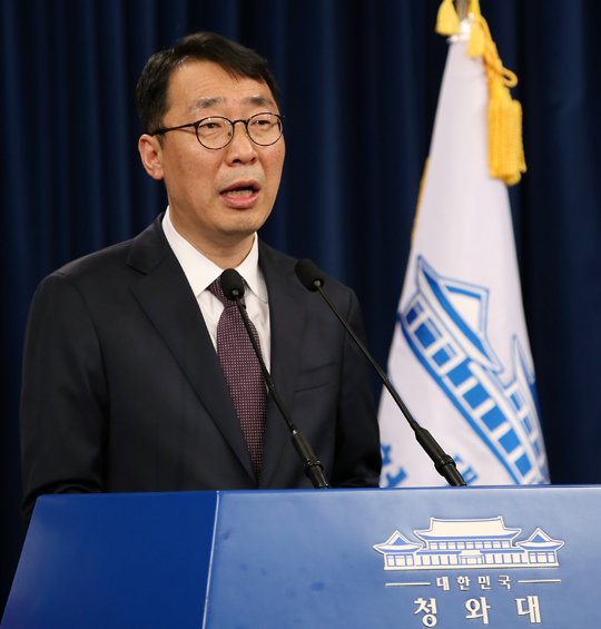 윤영찬 국민소통수석이 17일 오후 청와대 춘추관 대브리핑 룸에서 서울중앙지검장과 법무부 검찰국장 간 ‘돈 봉투 만찬사건’에 대한 대통령 업무지시와 관련해 브리핑 하고 있다. (사진=청와대)