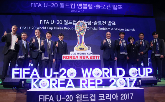 작년 6월 16일 오후 서울 종로구 세종로 KT 스퀘어 드림홀에서 열린 국제축구연맹(FIFA) U-20 월드컵 코리아 2017 엠블럼·슬로건 공개행사에서 정몽규 조직위원장 등의 참석자들이 파이팅을 외치고 있다.(사진=저작권자(c) 연합뉴스, 무단 전재-재배포 금지)