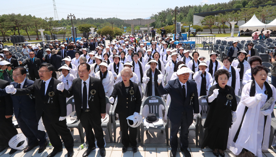 5·18 광주민주화운동 37주년을 하루 앞둔 17일 오전 광주 북구 운정동 국립 5·18 민주묘지에서 열린 추모제에서 5·18 유족들과 5월단체 회원들이 ‘님을 위한 행진곡’을 부르고 있다. (사진=저작권자(c) 연합뉴스, 무단 전재-재배포 금지)