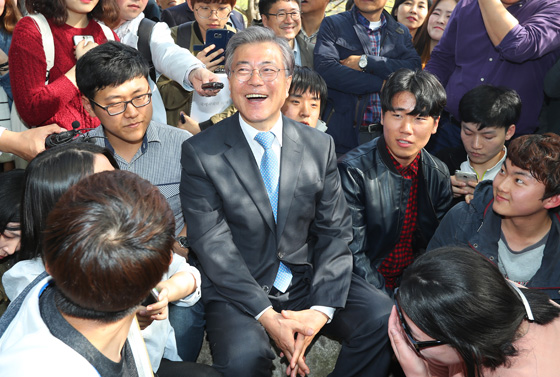 문재인 대통령이 대선 후보 때인 지난달 8일 오후 광주 북구 전남대학교를 찾아 학생들과 이야기를 나누고 있다.(사진=저작권자(c) 연합뉴스, 무단 전재-재배포 금지)