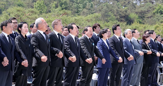 문재인 대통령과 여·야 지도부 등 참석자들이 18일 오전 광주 국립 5·18 민주묘지에서 열린 제37주년 5·18 민주화운동 기념식에서 `님을 위한 행진곡
