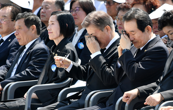 일 오전 광주 북구 운정동 국립 5·18민주묘지에서 열린 제37주년 5·18광주민주화운동 기념식에서 문재인 대통령이 5월 유가족의 사연을 듣고 눈물을 훔치고 있다. (사진=저작권자(c) 연합뉴스, 무단 전재-재배포 금지) 