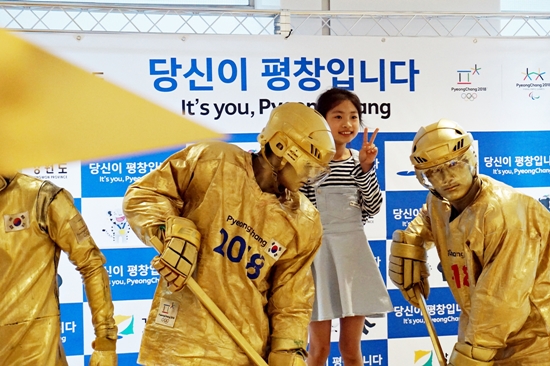 움직이는 동상과 마음껏 사진 찍을 수 있는 포토존.