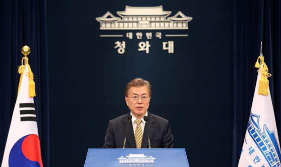 문재인 대통령이 21일 청와대 춘추관 대브리핑실에서 김동연 경제부총리 후보자 등 일부 내각과 청와대 참모진 인선을 발표하고 있다. (사진=청와대)
