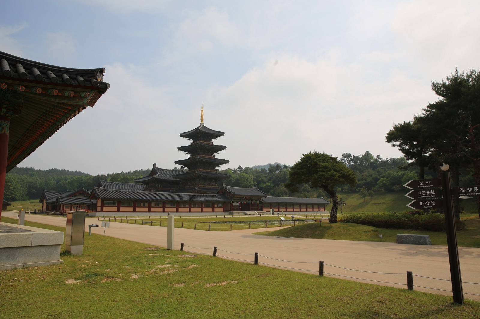 화려하게 복원된 백제의 건물들