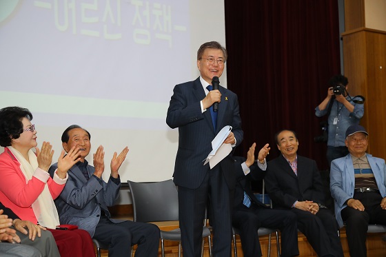 문재인 더불어민주당 대선후보가 18일 오후 전북 전주 덕진노인복지회관에서 열린 정책발표회에서 어르신 정책을 발표하고 있다.(사진=저작권자(c) 연합뉴스, 무단 전재-재배포 금지)