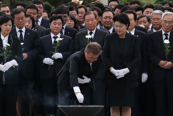 문재인 대통령이 23일 오후 경남 김해시 봉하마을 대통령 묘역에서 열린 노무현 전 대통령 8주기 추도식을 마친 뒤 분향하고 있다. <저작권자(c) 연합뉴스, 무단 전재-재배포 금지>