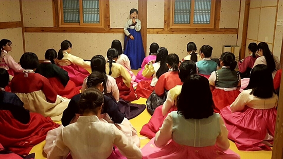 곱게 한복을 차려입고 예법 교육을 받는 우리 반 아이들. 이 날 아이들과 함께 수업에 참여하고 이야기도 나누면서 한 명 한 명이 눈에 들어오기 시작했다.