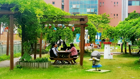 점심 시간, 학교 하늘공원 벤치마다 상담을 하는 교생 선생님과 학생들이 가득하다. 상담을 해보니 마냥 밝아보이는 아이들의 마음 속에 꿈과 고민이 가득했다.