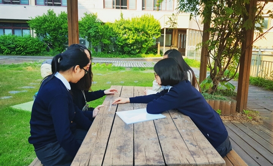 한 과목씩 맡아 서로 가르쳐주며 함께 공부하기로 했다는 유진이, 경민이, 용빈이, 수현이. 이 아이들이 따뜻하고 근사한 어른이 되어 있을 날이 벌써부터 기대된다.
