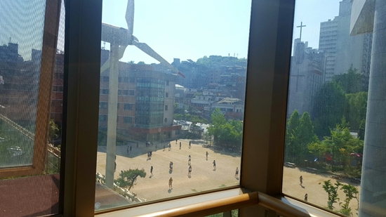 요즘 2학년 아이들의 발야구 경기가 한창이다. 앞으로는 아이들이 더 쾌적한 환경에서 더 재미있고 다양한 체육 활동을 할 수 있게 되기를 바란다.
