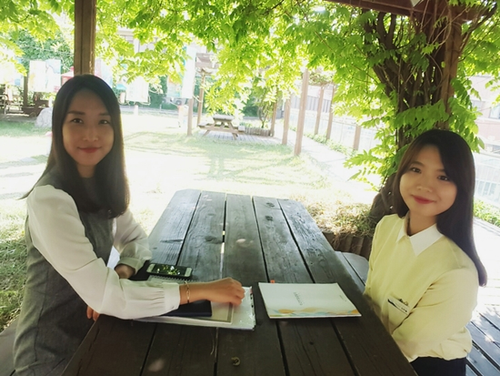 (왼쪽부터) 김미진 교생 선생님과 김하늘 교생 선생님. 매일 각자의 방식으로 학생들에게 다가가려고 하는 모습이 참 보기 좋다.