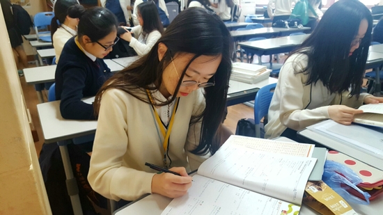 수학 공부에 열심인 우리 반 경민이(김경민, 17). 미대에 진학하고 싶어 학교 공부하는 틈틈이 미술 수업도 듣고 있다. 새 정부가 만들어가는 학교는 경민이의 꿈을 더 든든하게 뒷받침해주는 학교가 되었으면 좋겠다.