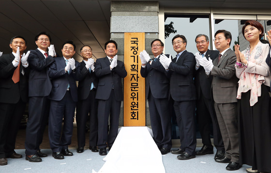  국정운영 패러다임에 대해 김 위원장은 소득주도 성장으로 바꿔야 한다면서, 가장 중요한 것은 일자리를 많이 만드는 것이고, 성장과 고용과 복지가 함께 가는 황금 삼각형, Golden Triangle을 만들어 내야 한다고 강조했다. 