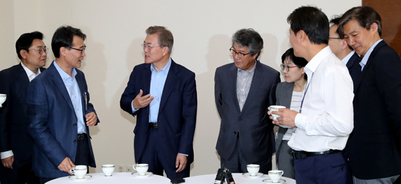 문재인 대통령이 25일 청와대 여민관 소회의실에서 열린 수석보좌관회의에서 장하성 정책실장과 대화하고 있다. 왼쪽부터 전병헌 정무수석, 장하성 정책실장, 문 대통령, 김기성 국가안보실 2차장, 조현옥 인사수석, 임종석 비서실장, 하승창 사회혁신수석, 조국 민정수석. (사진=저작권자(c) 연합뉴스, 무단 전재-재배포 금지)