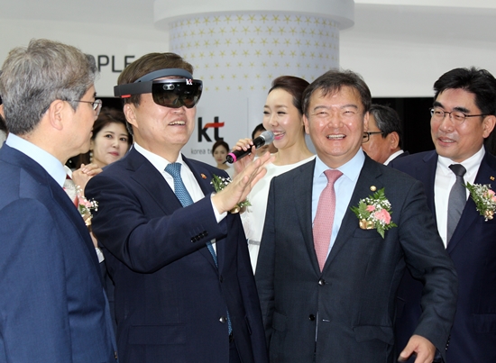 기업 부스에서 ICT 제품 시연을 하는 미래창조과학부 최양희 장관.