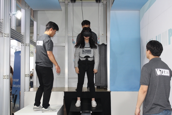 한 참관객이 스키점프 시뮬레이터를 이용하는 모습.