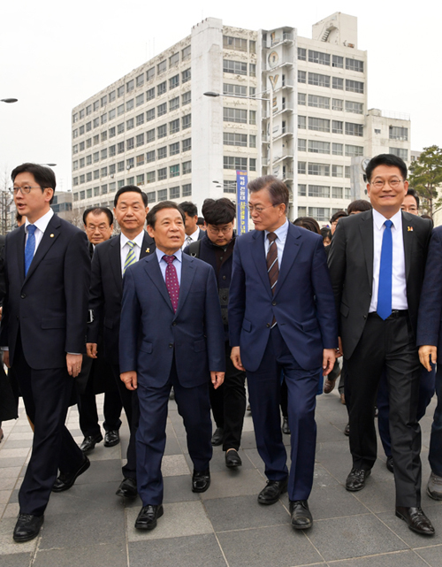 문재인 대통령이 대선후보 시절인 지난 3월 20일 광주를 방문, 윤 시장과 현안과 관련된 대화를 나누며 걷고 있다. 뒤로 5·18 당시 계엄군의 헬기사격이 확인된 전일빌딩이 보인다.