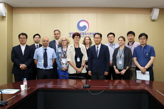 이스라엘 교통전문단이 25일 행복도시건설청을 방문해 교통 인프라에 대한 설명을 듣고 BRT시스템을 견학했다. (제공=행복도시건설청)