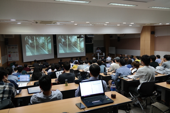 ‘자율주행 자동차의 현재와 미래’의 토크콘서트를 경청하는 참가자