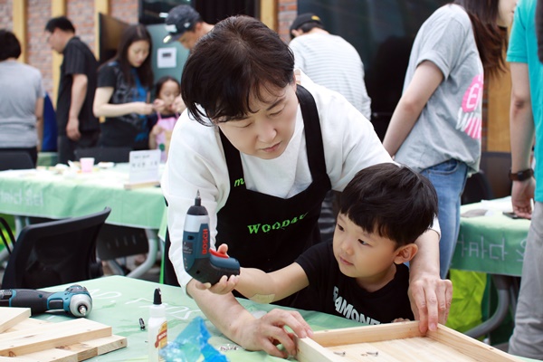 아이들을 도와 목공예 작업을 진행하는 우드포유 구성원