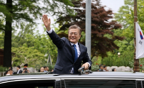 국회에서 취임선서를 마친 문재인 대통령이 청와대로 향하며 시민들을 향해 손을 흔들고 있다. (출처=공감포토)