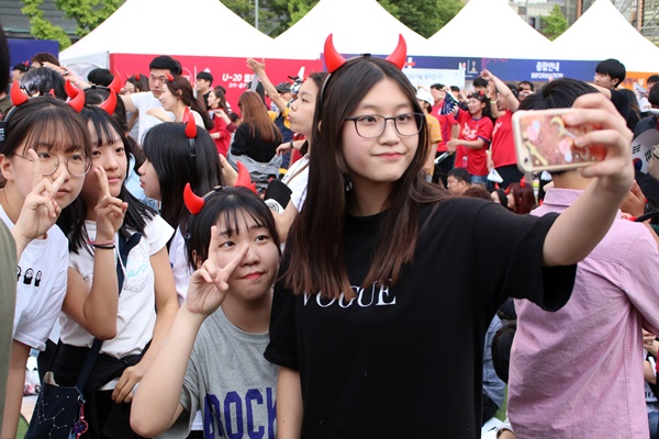 모두가 이날 거리응원을 축제처럼 즐기고 있었다