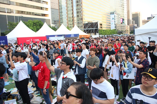 이른 시간 부터 많은 사람들이 거리 응원장을 찾았다